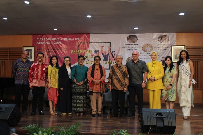 foto bersama rektor UPH, Menteri PPPA dan Seluruh Pembicara Seminar Yamakindo dan BEM UPH