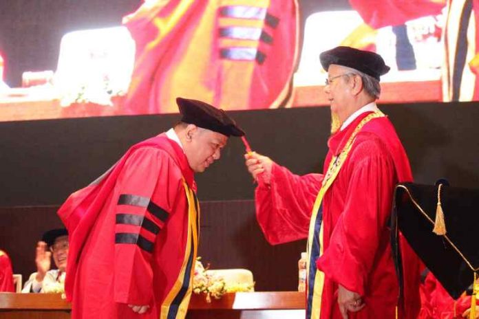 Rektor UPH Melantik Wisudawan terbaik Doktor Hukum - Wawan Zulmawan