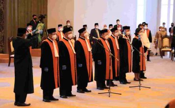 KETUA MAHKAMAH AGUNG MELANTIK DAN MENGAMBIL SUMPAH 7 HAKIM AGUNG BARU