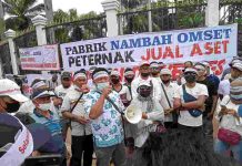 RATUSAN ANGGOTA PAGUYUBAN PETERNAK RAKYAT NUSANTARA DEMO DI DEPAN DPR RI